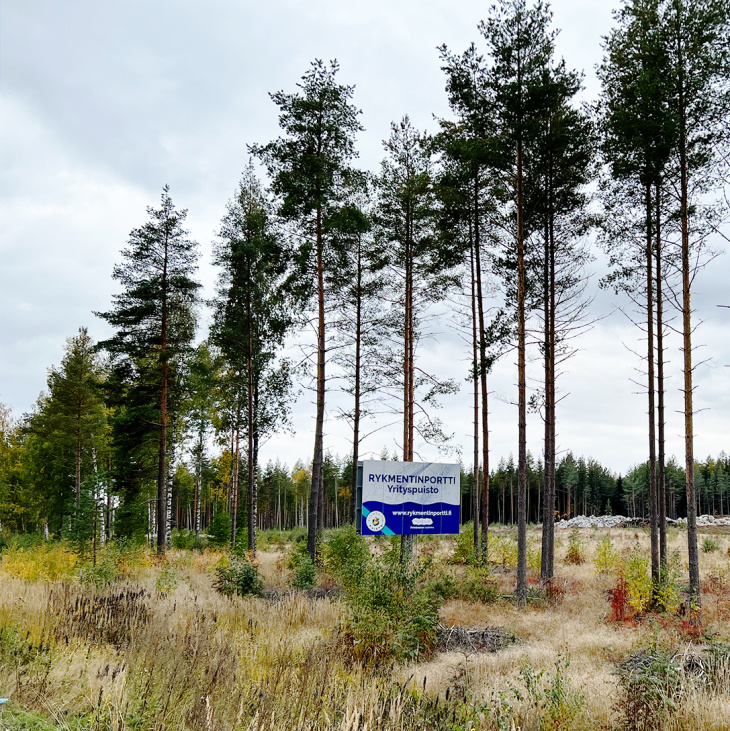 Sign of the Rykmentinportti area in front of forest landscape