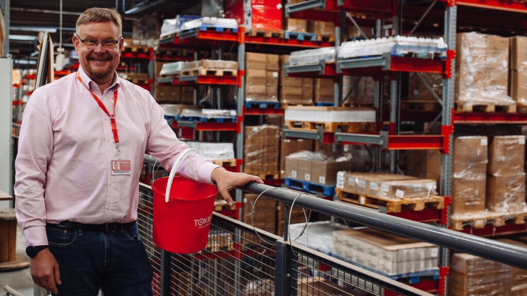 Veli-Pekka Ääri, Marketing and Communications Director of Tokmanni, and Tokmanni's red bucket