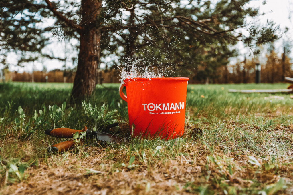 Tokmanni's red bucket in the garden