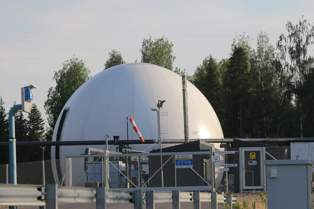 Mäntsälän Biovoima's biogas is produced in a white hall.
