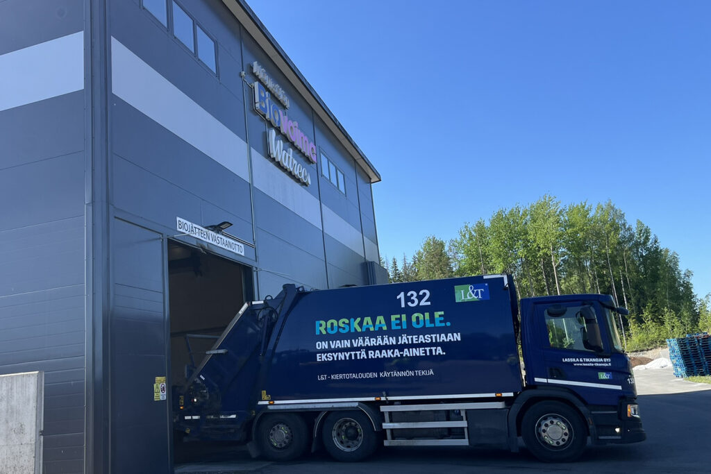 Raw materials of biogas coming by waste truck to Mäntsälän Biovoima.